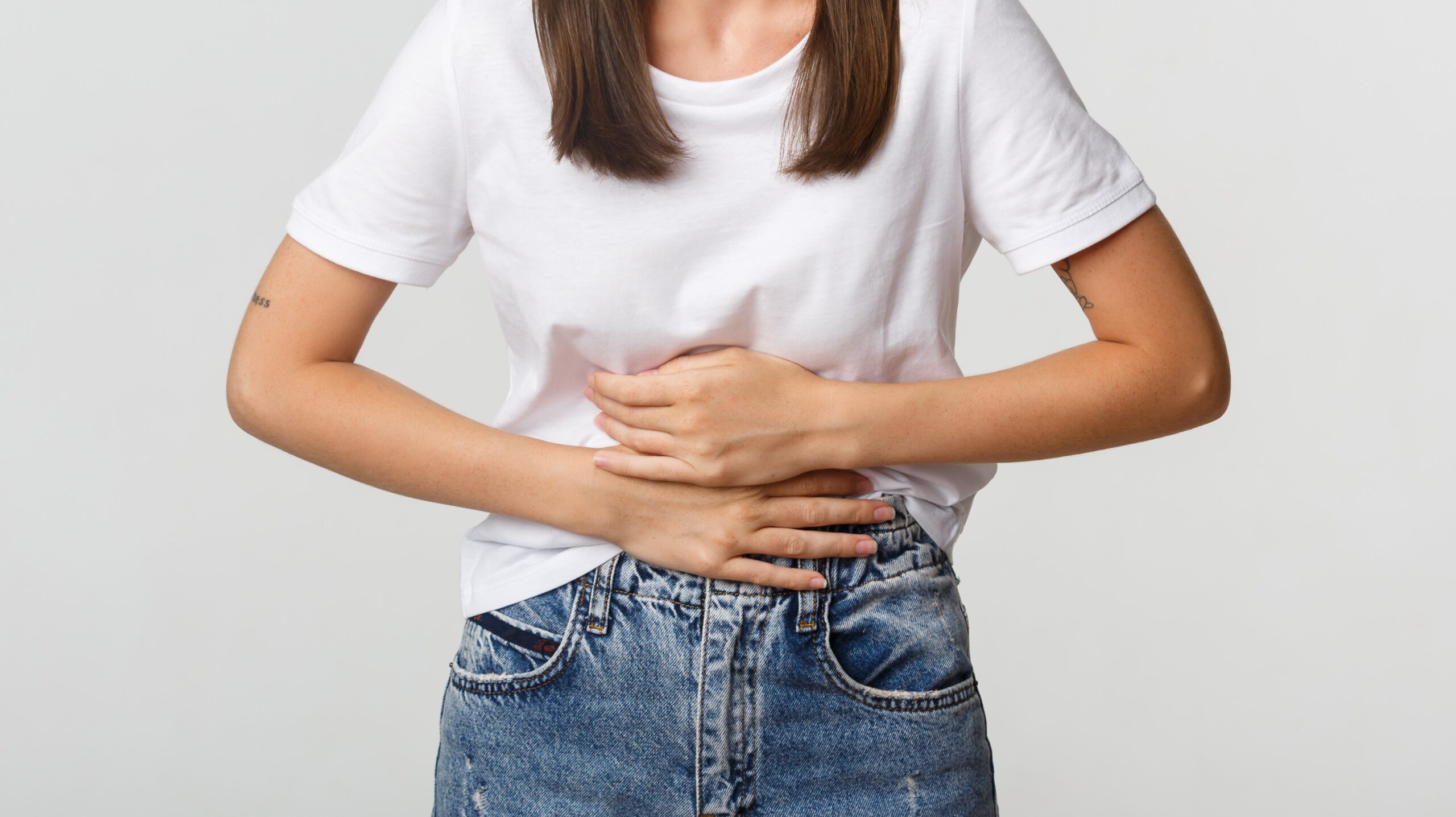 A endometriose ocorre quando células semelhantes ao endométrio — tecido que reveste o útero — se desenvolvem fora da cavidade uterina. Sensíveis às alterações hormonais do ciclo menstrual, essas células provocam inflamação, dores intensas e, em alguns casos, aderências entre órgãos.